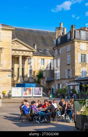 France, Vienne, Poitiers, terrasse de café sur la place Alphonse Lepetit, le Palais des Ducs d'Aquitaine en arrière-plan Banque D'Images