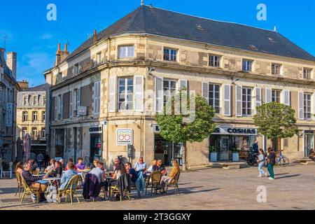 France, Vienne, Poitiers, terrasse de café sur la place Alphonse Lepetit Banque D'Images