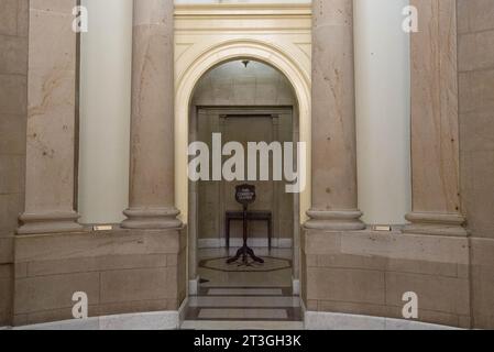 La plaque nominative du Président de la Chambre n'est plus vue au-dessus du bureau du Président dans le Capitole le mercredi 25 octobre 2023, après que le représentant des États-Unis Mike Johnson (républicain de Louisiane) a officiellement annoncé sa victoire en tant que candidat du GOP pour le Président de la Chambre hier soir. Johnson était le deuxième candidat de la journée, avec le whip majoritaire représentant des États-Unis Tom Emmer (républicain du Minnesota) abandonnant quelques heures après sa victoire. Le parti a d'abord nommé le chef de la majorité à la Chambre des États-Unis Steve Scalise (républicain de Louisiane), qui a abandonné peu après avoir remporté le Banque D'Images