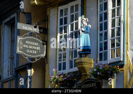 France, Finistère, Quimper, statue sur une maison médiévale rue Kereon, pâtisserie les macarons de Philomène Banque D'Images