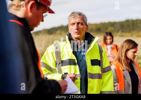 Remlingen Semmenstedt, Allemagne. 25 octobre 2023. Thomas Lautsch, président de la Federal Association for final Disposal (BGE), se tient sur un pré à côté du projet de stockage provisoire des déchets nucléaires de la mine Asse il. Dans l’ancienne mine située près de Remlingen, dans le district de Wolfenbüttel, environ 126 000 barils de déchets radioactifs de faible et moyenne activité sont stockés dans 13 chambres. Comme l'eau s'infiltre, l'installation de stockage doit être nettoyée. Crédit : Ole Spata/dpa/Alamy Live News Banque D'Images