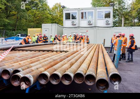 Remlingen Semmenstedt, Allemagne. 25 octobre 2023. Un groupe de visiteurs autour du ministre de l'Environnement, de l'Energie et de la protection du climat en Basse-Saxe se tient sur le site de forage de la mine Asse il. Le ministre Meyer a visité le dépôt de déchets nucléaires Asse près de Remlingen pour en savoir plus sur l'état de la récupération des déchets nucléaires. L’ancienne mine située près de Remlingen dans le district de Wolfenbüttel contient environ 126 000 fûts de déchets radioactifs de faible et moyenne activité répartis dans 13 chambres. Comme l'eau s'infiltre, l'installation de stockage doit être nettoyée. Crédit : Ole Spata/dpa/Alamy Live News Banque D'Images