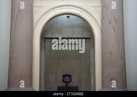 La plaque nominative du président de la Chambre n'est plus vue au-dessus du bureau des présidents dans le Capitole le mercredi 25 octobre 2023, après que le représentant américain Mike Johnson Republican de Louisiane a officiellement annoncé sa victoire en tant que candidat du GOP pour le président de la Chambre hier soir. Johnson était le deuxième candidat de la journée, avec le whip majoritaire représentant des États-Unis Tom Emmer Republican du Minnesota abandonnant quelques heures après sa victoire. Le parti a d'abord nommé le chef de la majorité à la Chambre des États-Unis Steve Scalise républicain de Louisiane, qui a abandonné peu de temps après avoir remporté le nominat Banque D'Images