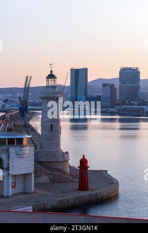 France, Bouches du Rhône, Marseille, zone Euroméditerranée, Grand Port Maritime, 2e arrondissement, digue du large, phare de Sainte Marie, Quai Jean Charcot, grues élégantes, tour CMA CGM, architecte Zaha Hadid, bâtiment du département des Bouches du Rhône, tour Mirabeau, architecte Hala Warde, tour la Marseillaise Banque D'Images