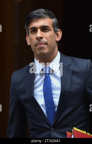 Londres, Angleterre, Royaume-Uni. 25 octobre 2023. Le Premier ministre britannique RISHI SUNAK quitte le 10 Downing Street pour les questions du Premier ministre. (Image de crédit : © Thomas Krych/ZUMA Press Wire) USAGE ÉDITORIAL SEULEMENT! Non destiné à UN USAGE commercial ! Banque D'Images