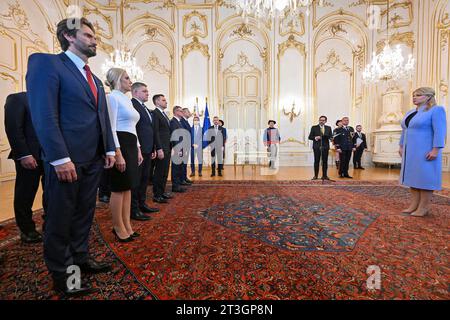 Bratislava, Slovaquie. 25 octobre 2023. Le président slovaque Zuzana Caputova, à droite, nomme un nouveau gouvernement dirigé par le Premier ministre Robert Fico, 3e à partir de la gauche, à Bratislava, Slovaquie, octobre 25, 2023. de gauche à droite : le Ministre de la défense Robert Kalinak (Smer) et le Ministre de l ' économie Denisa Sakova (Hlas). Crédit : Vaclav Salek/CTK photo/Alamy Live News Banque D'Images