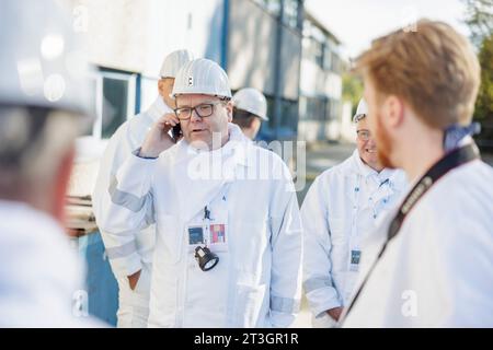 Remlingen Semmenstedt, Allemagne. 25 octobre 2023. Christian Meyer (Bündnis 90/Die Grünen), ministre de l'Environnement, de l'Energie et de la protection du climat de Basse-Saxe, se tient sur le site de la mine Asse II. Meyer a visité le dépôt de déchets nucléaires Asse près de Remlingen pour en savoir plus sur l'état de la récupération des déchets nucléaires. L’ancienne mine située près de Remlingen dans le district de Wolfenbüttel contient environ 126 000 fûts de déchets radioactifs de faible et moyenne activité répartis dans 13 chambres. Comme l'eau s'infiltre, l'installation de stockage doit être nettoyée. Crédit : Ole Spata/dpa/Alamy Live News Banque D'Images