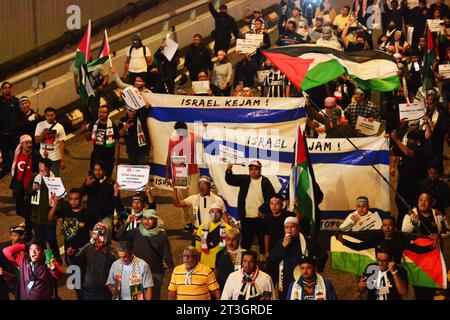 Kuala Lumpur, Malaisie. 25 octobre 2023. Environ 350 des manifestants, dont des ONG et des partis politiques, se sont rassemblés devant l'ambassade des États-Unis d'Amérique pour protester contre Israé dans le conflit en cours avec la Palestine.les manifestants sont équipés de haut-parleurs et devraient poursuivre leur manifestation tout au long de l'année night.h.berbar crédit : Imago/Alamy Live News Banque D'Images