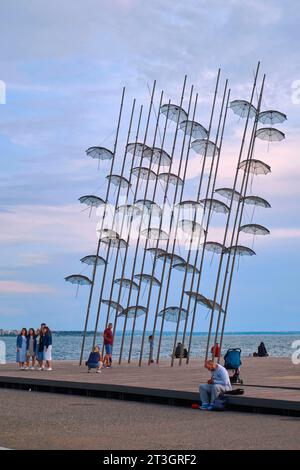 Grèce, Macédoine centrale, Thessalonique, Sculpture des parapluies, œuvre d'art de George Zongolopoulos installée sur le front de mer, composée de parapluies fixés sur de hauts poteaux d'acier Banque D'Images