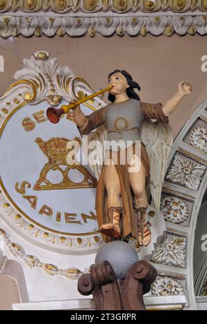 France, territoire de Belfort, Phaffans, église notre Dame de l'Assomption datée du 18e siècle, chaire, statue au-dessus de la caisse de résonance Banque D'Images