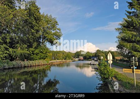 France, territoire de Belfort, Château de Montreux, Canal Rhône-Rhin, escale fluviale, piste cyclable Eurovéloroute 6 Banque D'Images