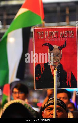 Kuala Lumpur, Malaisie. 25 octobre 2023. Environ 350 des manifestants, dont des ONG et des partis politiques, se sont rassemblés devant l'ambassade des États-Unis d'Amérique pour protester contre Israé dans le conflit en cours avec la Palestine.les manifestants sont équipés de haut-parleurs et devraient poursuivre leur manifestation tout au long de l'année night.h.berbar crédit : Imago/Alamy Live News Banque D'Images