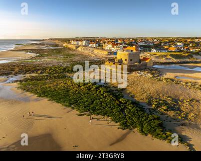 France, pas-de-Calais, Côte d'Opale, Ambleteuse, coucher de soleil sur la plage et fort Mahon (construit au 17e siècle par Vauban sur ordre de Louis XIV) Banque D'Images