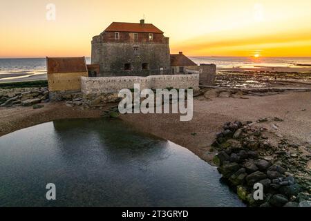 France, pas-de-Calais, Côte d'Opale, Ambleteuse, coucher de soleil sur la plage et fort Mahon (construit au 17e siècle par Vauban sur ordre de Louis XIV) Banque D'Images