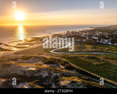 France, pas-de-Calais, Côte d'Opale, Ambleteuse, coucher de soleil sur la plage et fort Mahon (construit au 17e siècle par Vauban sur ordre de Louis XIV) Banque D'Images