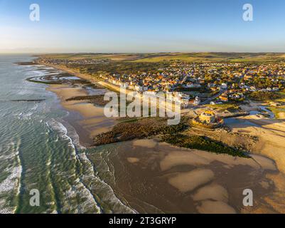 France, pas-de-Calais, Côte d'Opale, Ambleteuse, coucher de soleil sur la plage et fort Mahon (construit au 17e siècle par Vauban sur ordre de Louis XIV) Banque D'Images