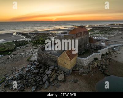 France, pas-de-Calais, Côte d'Opale, Ambleteuse, coucher de soleil sur la plage et fort Mahon (construit au 17e siècle par Vauban sur ordre de Louis XIV) Banque D'Images