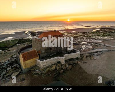 France, pas-de-Calais, Côte d'Opale, Ambleteuse, coucher de soleil sur la plage et fort Mahon (construit au 17e siècle par Vauban sur ordre de Louis XIV) Banque D'Images