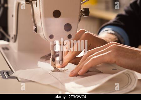 Human Hands Fashion Designer travaillant sur la machine à coudre gros plan travaillant dans Design Studio concept de l'industrie textile Banque D'Images