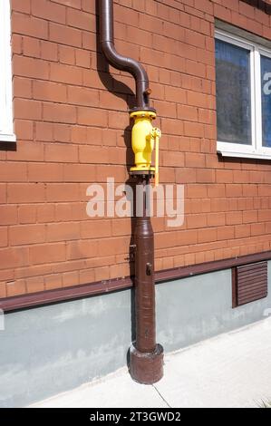 Point d'entrée de gaz dans un bâtiment résidentiel. Conduite de gaz avec valve sur le mur du bâtiment. Gaz naturel à usage domestique, conduite de gaz. Gasificati Banque D'Images