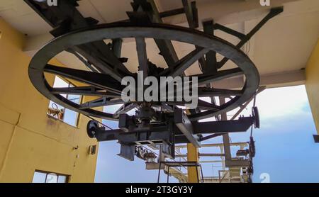 La roue électrique tournante de ropeway à la station de sommet de montagne de ropeway à partir de l'image d'angle plat est prise à pushkar rajasthan inde le 19 2023 août. Banque D'Images