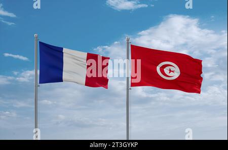 Drapeaux de la Tunisie et de la France agitant ensemble dans le vent sur un ciel nuageux bleu, concept de relation entre deux pays Banque D'Images