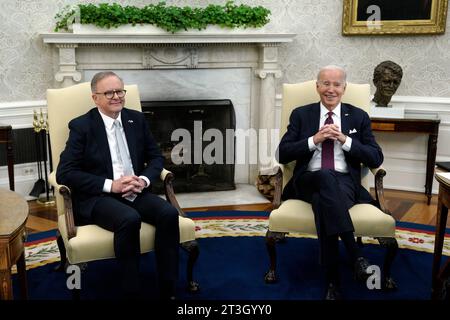 Washington, Vereinigte Staaten. 25 octobre 2023. Le président américain Joe Biden rencontre le Premier ministre australien Anthony Albanese dans le bureau ovale de la Maison Blanche à Washington, DC, le 25 octobre 2023. Crédit : Yuri Gripas/Pool via CNP/dpa/Alamy Live News Banque D'Images