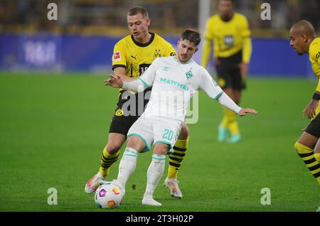 Firo : 20 octobre 2023, football, soccer, 1e ligue, 1e Bundesliga, saison 2023/2024, BVB, Borussia Dortmund - SV Werder Bremen 1:0 duels, de gauche à droite Julian Ryerson. Versus, Romano Schmid Banque D'Images