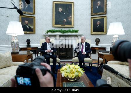 Washington, Vereinigte Staaten. 25 octobre 2023. Le président américain Joe Biden rencontre le Premier ministre australien Anthony Albanese dans le bureau ovale de la Maison Blanche à Washington, DC, le 25 octobre 2023. Crédit : Yuri Gripas/Pool via CNP/dpa/Alamy Live News Banque D'Images