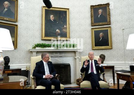 Washington, Vereinigte Staaten. 25 octobre 2023. Le président américain Joe Biden rencontre le Premier ministre australien Anthony Albanese dans le bureau ovale de la Maison Blanche à Washington, DC, le 25 octobre 2023. Crédit : Yuri Gripas/Pool via CNP/dpa/Alamy Live News Banque D'Images