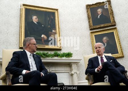 Washington, Vereinigte Staaten. 25 octobre 2023. Le président américain Joe Biden rencontre le Premier ministre australien Anthony Albanese dans le bureau ovale de la Maison Blanche à Washington, DC, le 25 octobre 2023. Crédit : Yuri Gripas/Pool via CNP/dpa/Alamy Live News Banque D'Images