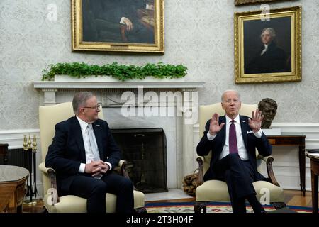 Washington, Vereinigte Staaten. 25 octobre 2023. Le président américain Joe Biden rencontre le Premier ministre australien Anthony Albanese dans le bureau ovale de la Maison Blanche à Washington, DC, le 25 octobre 2023. Crédit : Yuri Gripas/Pool via CNP/dpa/Alamy Live News Banque D'Images