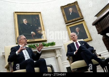 Washington, Vereinigte Staaten. 25 octobre 2023. Le président américain Joe Biden rencontre le Premier ministre australien Anthony Albanese dans le bureau ovale de la Maison Blanche à Washington, DC, le 25 octobre 2023. Crédit : Yuri Gripas/Pool via CNP/dpa/Alamy Live News Banque D'Images