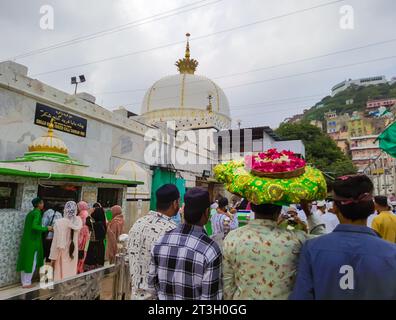 Les gens visitant l'ancienne tombe soufie de saint soufi Khawaja Moinuddin Chishti dargah au jour image est prise à Khwaja Gharib Nawaz Dargah Sharif à ajmer r Banque D'Images