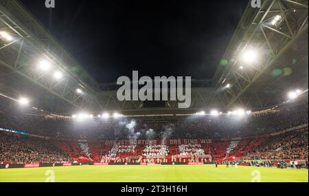 Dusseldorf, Deutschland. 21 octobre 2023. Firo : 21 octobre 2023 football, football, hommes 2e Ligue, deuxième 2e Bundesliga, saison 2023/2024 Fortuna Dusseldorf - 1.FC FCK Kaiserslautern 4:3 fans, campagne Fortuna pour tous entrée gratuite Stade visite Choreo, chorégraphie, Fortuna Stadium Merkur Game Arena (Dusseldorf/Allemagne) crédit : dpa/Alamy Live News Banque D'Images