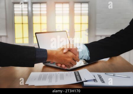 L'avocat a pris les mains du client après avoir terminé la consultation dans l'affaire. Banque D'Images