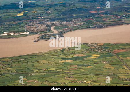 Une vue aérienne du pont Severn et du pont Wye à Chepstow, où la rivière Wye rejoint la rivière Severn. Les ponts ont été achevés en 1966 Banque D'Images