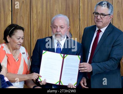 Brasilia DF, 10/25/2023 Lula/1st Meeting/Plenary/of/Council/of/Federation/Politics Brasilia DF, 10/25/2023 Lula/1st Meeting/Plenary/of/Council/of/Federation/Politics - Lula a participé ce mercredi matin 25 à la 1e séance plénière du Conseil de la Fédération, au Palacio do Planalto. Sur les photos : Fatima Bezerra, Rui Costa, Geraldo Alckmin, Lula, Alexandre Padilha et Fernando Haddad. Photo : Andre Violatti/ATO Press Brasilia DF, 10/25/2023 Lula/1st Meeting/Plenary/of/Council/of/Federation/Politics Brasilia Brasil Copyright : xAndrexVIOLATTI/AtoxPressx Credit : Imago/Alamy Live News Banque D'Images