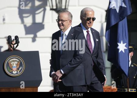 Washington, États-Unis. 25 octobre 2023. Le président des États-Unis Joe Biden et le premier ministre australien Anthony Albanese lors de la cérémonie de bienvenue à la Maison Blanche à Washington, DC, le mercredi 25 octobre 2023. Les Biden accueillent le PM pour une visite officielle aux États-Unis. Photo de Chris Kleponis/Pool/ABACAPRESS.COM crédit : Abaca Press/Alamy Live News Banque D'Images