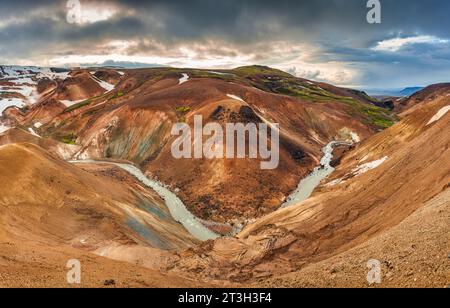 Paysage de Kerlingarfjoll chaîne de montagnes volcaniques sur la zone géothermique et fumée de soufre dans Hveradalir Trail en été dans les Highlands d'Islande Banque D'Images