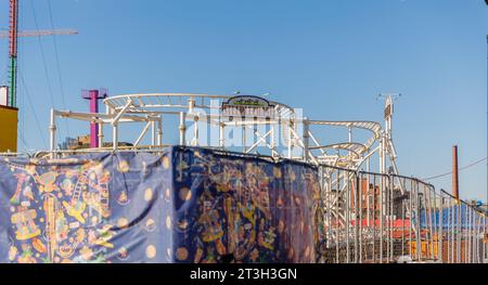 New York City, Brooklyn, USA - 18 février 2023 : fermé Coney Island RollerCoaster Steeplechase un jour d'hiver Banque D'Images