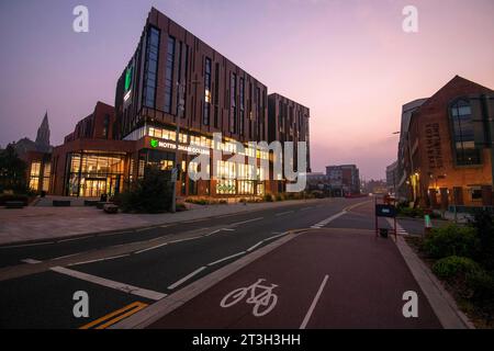 Lever de soleil sur Canal Street sur le côté sud de Nottingham City, Nottinghamshire Angleterre Royaume-Uni Banque D'Images