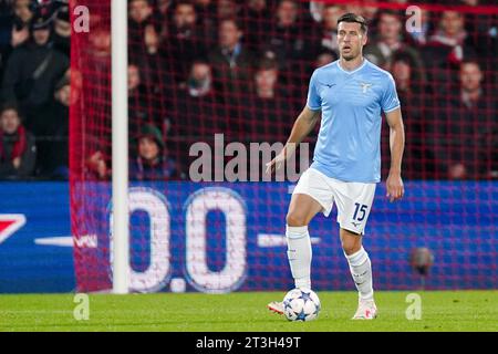 Rotterdam, pays-Bas. 25 octobre 2023. ROTTERDAM, PAYS-BAS - 25 OCTOBRE : Nicolo Casale du SS Lazio donne un coup de pied lors du match Groupe E - UEFA Champions League 2023/24 entre Feyenoord et SS Lazio au Stadion Feijenoord le 25 octobre 2023 à Rotterdam, pays-Bas. (Photo de Joris Verwijst/Orange Pictures) crédit : Orange pics BV/Alamy Live News Banque D'Images