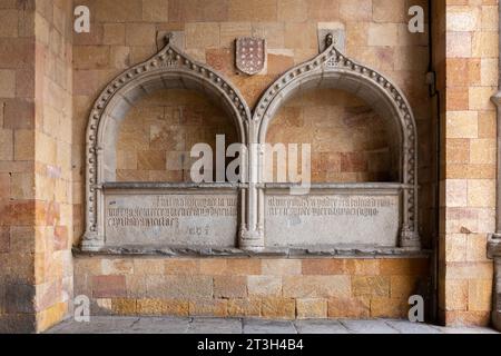 Avila, Espagne, 07.10.21. Niches tombales en pierre richement décorées avec inscriptions latines, arches et armoiries dans la Basilique de San Vicente à Avila, Espagne Banque D'Images