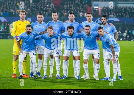 ROTTERDAM, PAYS-BAS - OCTOBRE 25 : photo d'équipe avec à l'arrière : le gardien Ivan Provedel du SS Lazio, Luis Alberto du SS Lazio, Nicolo Casale du SS Lazio, Alessio Romagnoli du SS Lazio, Ciro immobile du SS Lazio, Elseid Hysaj du SS Lazio, et devant : Elseid Hysaj du SS Lazio, Nicolo Rovella du SS Lazio, Felipe Anderson du SS Lazio, Adam Marusic du SS Lazio, Mattia Zaccagni du SS Lazio lors du match Groupe E - UEFA Champions League 2023/24 entre Feyenoord et SS Lazio au Stadion Feijenoord le 25 octobre 2023 à Rotterdam, pays-Bas. (Photo d'Andre Weening/Orange Pictures) Banque D'Images