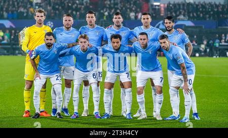 ROTTERDAM, PAYS-BAS - OCTOBRE 25 : photo d'équipe avec à l'arrière : le gardien Ivan Provedel du SS Lazio, Luis Alberto du SS Lazio, Nicolo Casale du SS Lazio, Alessio Romagnoli du SS Lazio, Ciro immobile du SS Lazio, Elseid Hysaj du SS Lazio, et devant : Elseid Hysaj du SS Lazio, Nicolo Rovella du SS Lazio, Felipe Anderson du SS Lazio, Adam Marusic du SS Lazio, Mattia Zaccagni du SS Lazio lors du match Groupe E - UEFA Champions League 2023/24 entre Feyenoord et SS Lazio au Stadion Feijenoord le 25 octobre 2023 à Rotterdam, pays-Bas. (Photo d'Andre Weening/Orange Pictures) Banque D'Images