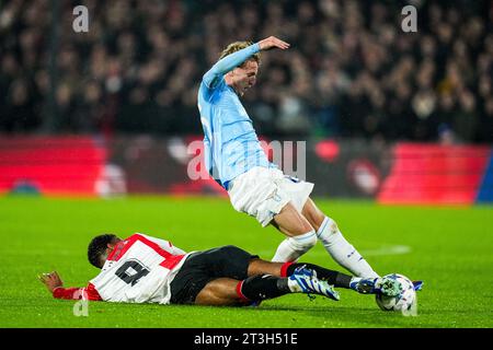 Rotterdam, pays-Bas. 25 octobre 2023. Rotterdam - Quinten Timber de Feyenoord, Nicolo Rovella de Lazio lors de la 3e étape de la phase de groupes de l'UEFA Champions League entre Feyenoord et SS Lazio au Stadion Feijenoord de Kuip le 25 octobre 2023 à Rotterdam, aux pays-Bas. Crédit : photos boîte à boîte/Alamy Live News Banque D'Images