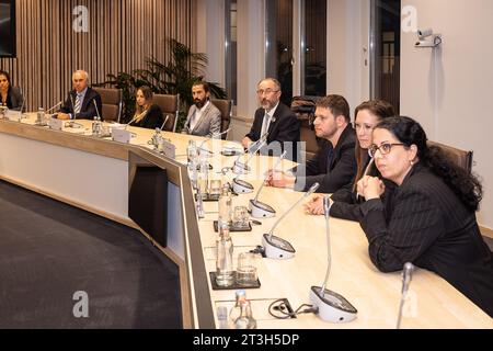 Bruxelles, Belgique. 25 octobre 2023. L'illustration montre une consultation avec des proches des otages à Gaza, au bureau du Premier ministre, à Bruxelles, le mercredi 25 octobre 2023. Cette consultation a lieu dans le contexte des attaques terroristes du Hamas contre des cibles et des civils israéliens. Samedi matin 7 octobre, des militants du Hamas de la bande de Gaza occupée ont lancé des tirs massifs de roquettes sur Israël et attaqué des villages israéliens. Plus de 200 personnes sont portées disparues ou prises en otage par le Hamas. BELGA PHOTO JAMES ARTHUR GEKIERE crédit : Belga News Agency/Alamy Live News crédit : bel Banque D'Images