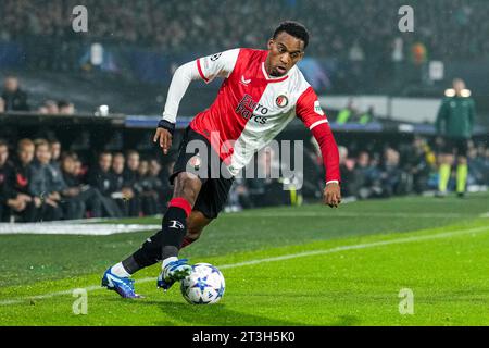 Rotterdam, pays-Bas. 25 octobre 2023. Rotterdam - Quinten Timber de Feyenoord lors de la 3e étape de la phase de groupes de l'UEFA Champions League entre Feyenoord et SS Lazio au Stadion Feijenoord de Kuip le 25 octobre 2023 à Rotterdam, aux pays-Bas. Crédit : photos boîte à boîte/Alamy Live News Banque D'Images