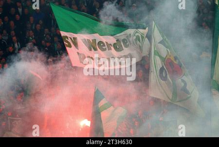 Firo : 20 octobre 2023 football, football, hommes 1e Ligue, ERSTE iga 1e Bundesliga, saison 2023/2024 BVB Borussia Dortmund - SV SVW Werder Bremen 1:0 fans Werder flag Banque D'Images